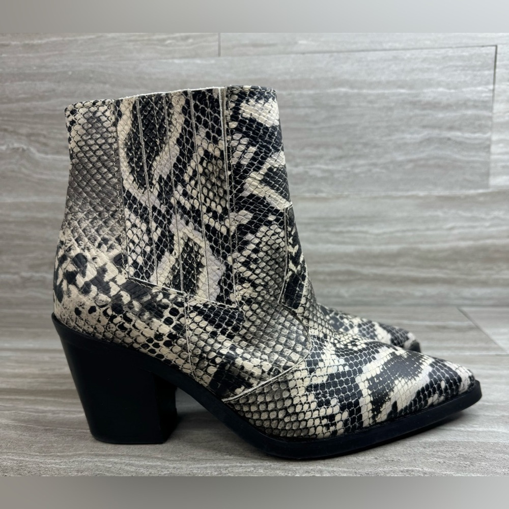 Blondo Black and White Snakeskin Ankle Boots Waterproof Worn Once